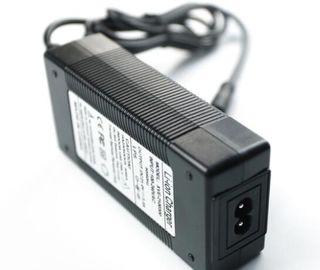Schwarzer Schaltnetzteil-Adapter Wechselstrom-DCs tragbarer Stromadapter-/240 Watt